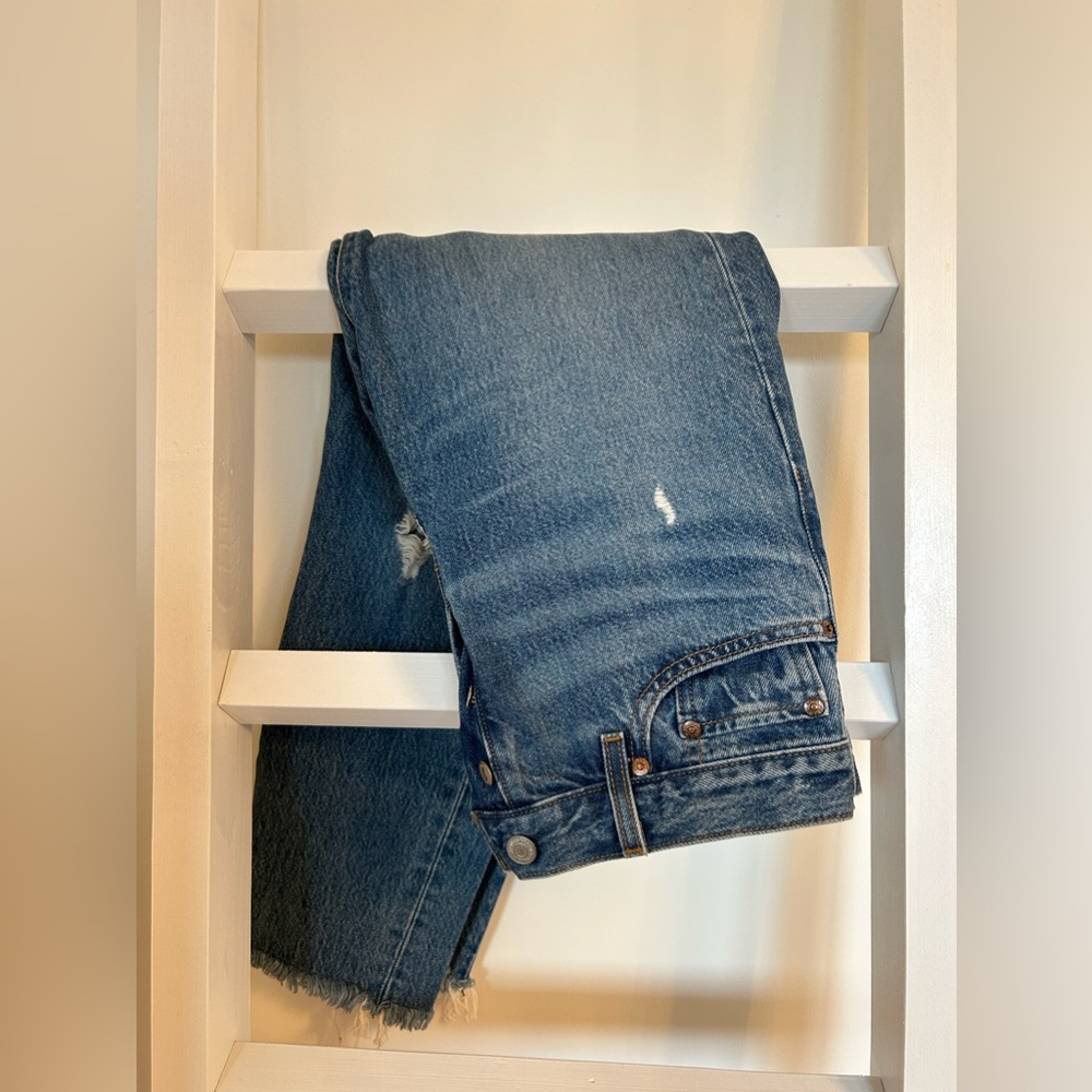 Blue Levi’s wedgie jeans. Size 28